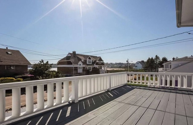 A’Long the Dunes! Private beach entrance and ocean views!