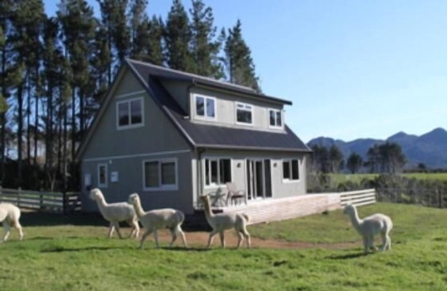Alpaca Farm Retreat - secluded and private
