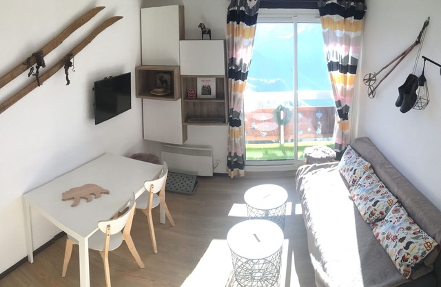 Alpe d'Huez-Eclose Est: contemporary apartment with south-facing view