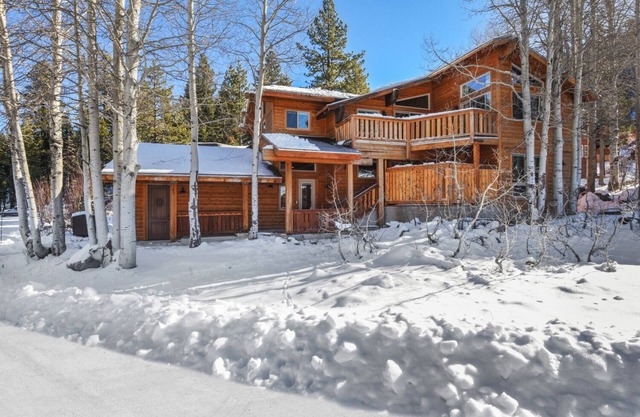 Alpine Chalet – Nature Lovers Rejoice! Chic 4 BDR Minutes to Skiing, Lake Tahoe