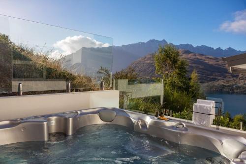 Alpine Edge Villa- AC- Free Parking- Hot Tub- BBQ