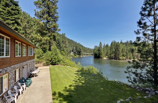 Alpine Pension ~ Riverfront, Hot tub, Giant Game Room ~ 1 mile from town!
