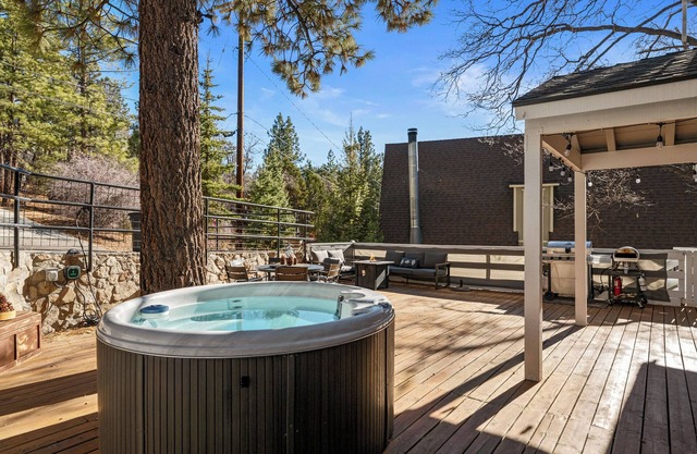 Alpine Retreat - Hot Tub, Deck, Fire Pit, Barbecue