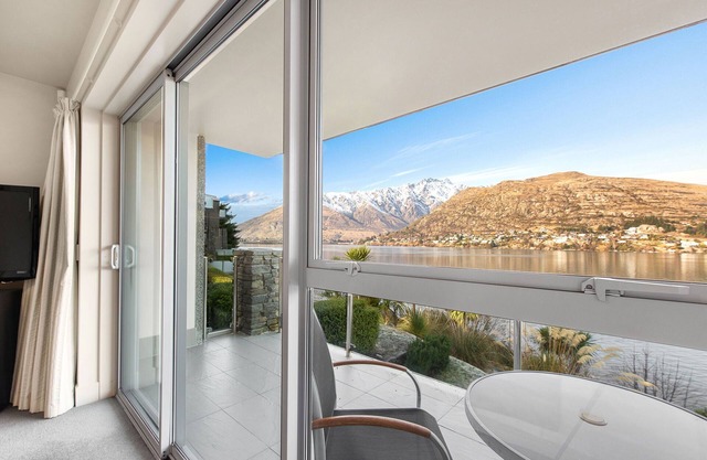 Alpine Village - Lakefront Studio Apartment