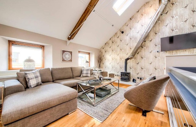ALTIDO Stunning and Modern 3bedroom Mews House with Parking
