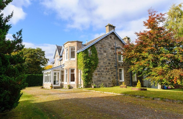 ALVEY HOUSE, pet friendly, with open fire in Newtonmore