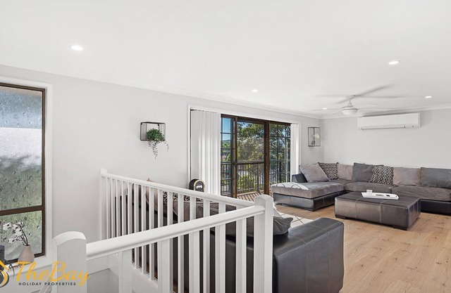 Amaroo Cres No 20 Fingal Bay Holiday Home