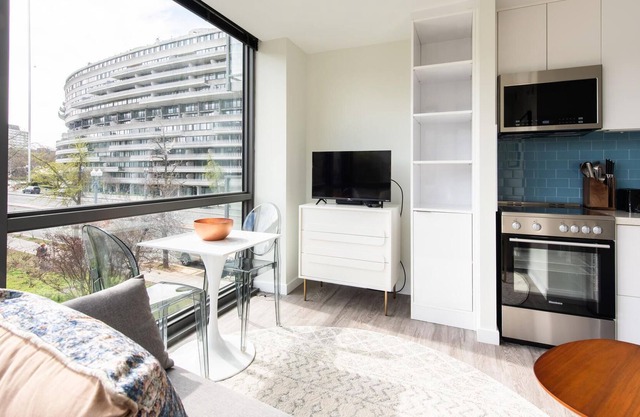 Amazing 1BR in The Boathouse w/ Concierge + Gym