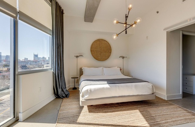 Amazing 2 Bd 4th floor condo with spectacular views
