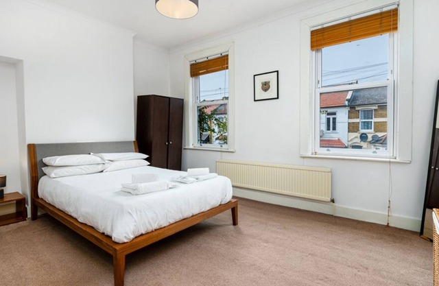 Amazing 2 Bed Gem in London w/ Office & Treadmill!