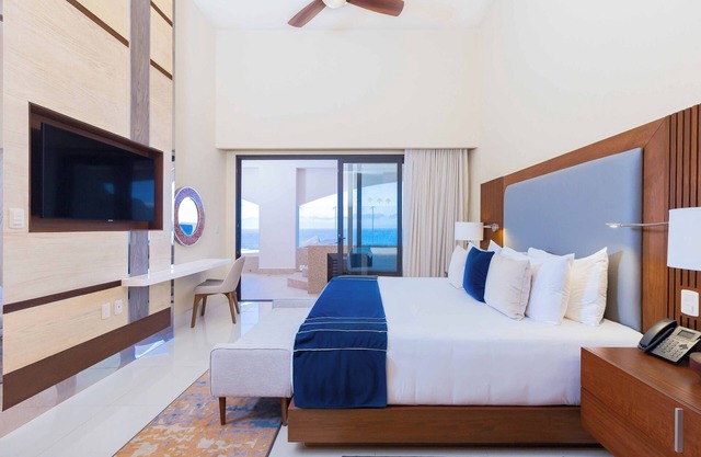 Amazing 3-bedroom condo with pool, fitness room, in phenomenal Chileno Bay, Cabo