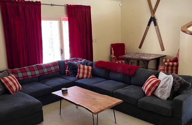 Amazing 5 bed/5 bath just a few minutes from Base Lodge @ Stratton Mountain!