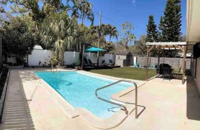 Amazing Backyard!Heated Pool,outside TV, Pet Friendly, Close to Beaches,3 bikes