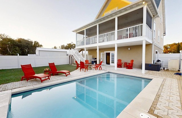 Amazing Beach House w/pool & golf cart. A few Blocks from Beach - All New!