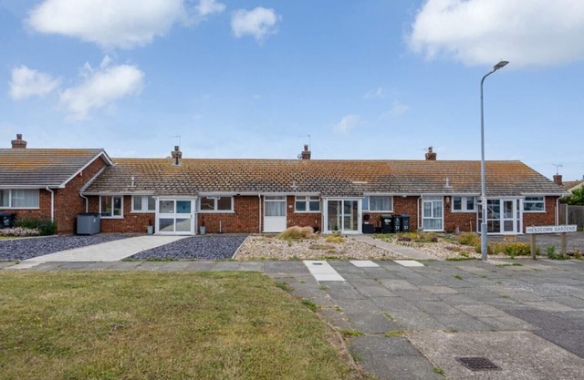 Amazing Beachside 2BD Family Home with Garden