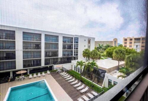 Amazing condo 5 minute walk to the beach!