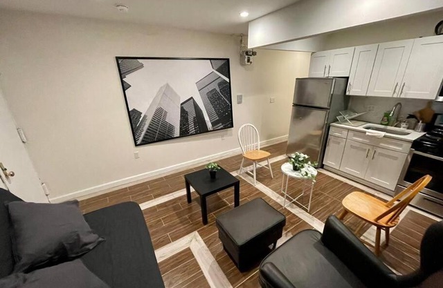 Amazing Ground Floor 2 Bedrooms in NYC Subway crossing the street and one station to Manhattan
