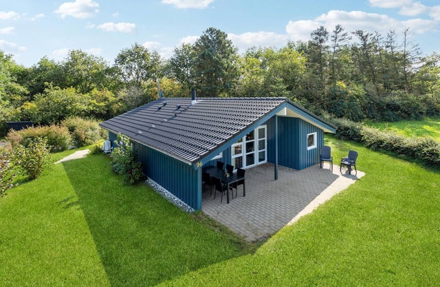 Amazing home in Hovborg with kitchen