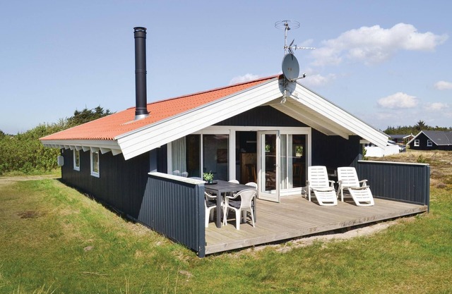 Amazing home in Hvide Sande with WiFi