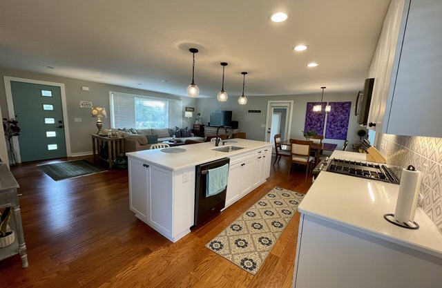 Amazing home in the Saugatuck area-3BR,2BTH,Dogs OK, close to beaches, vineyards