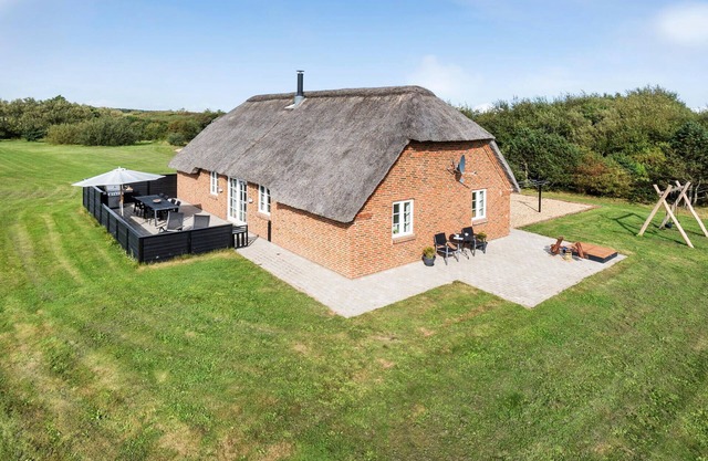 Amazing home in Ulfborg with kitchen