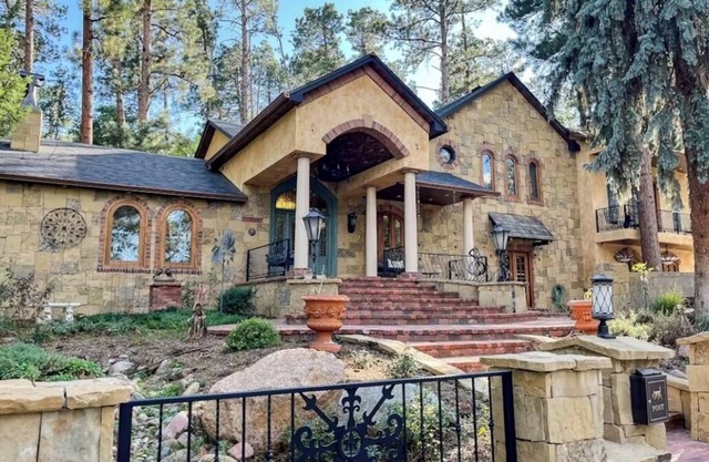 Amazing house in Broadmoor conveniently located to hotel and nature park