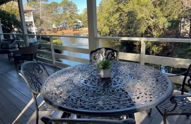 Amazing Lagoon View, Largest Balcony in Fiddlers Cove! 5 min walk to the beach!