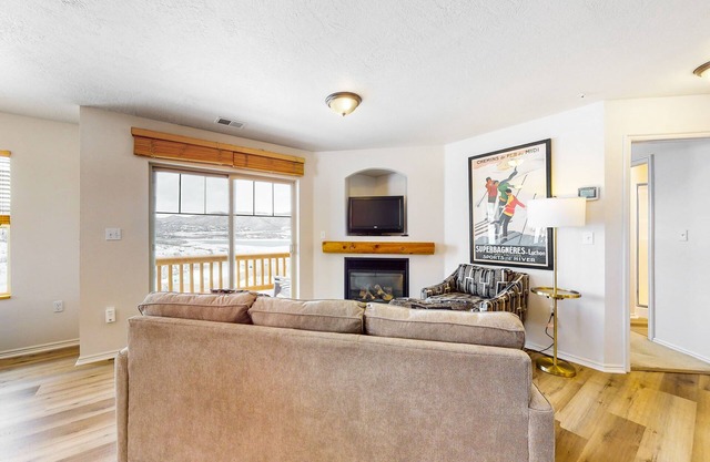 Amazing lake view condo w/fireplace, balcony, shared pool & hot tub