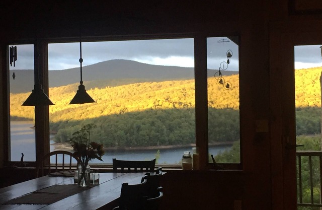 Amazing lake views & access,HotTub & sauna, quality game Rm. 190-5 star Reviews