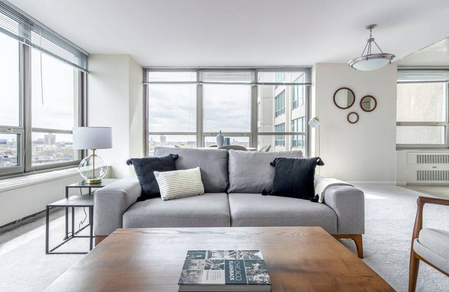 Amazing Lakeview 1BR w/Rooftop Pool, near Wrigley Field, by Blueground