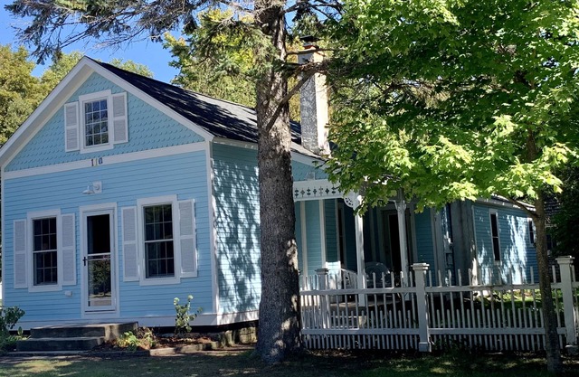 AMAZING Leland location 3BR/2+Baths Access 4 LK MI/3 LK Leelanau BEACHES/sunsets