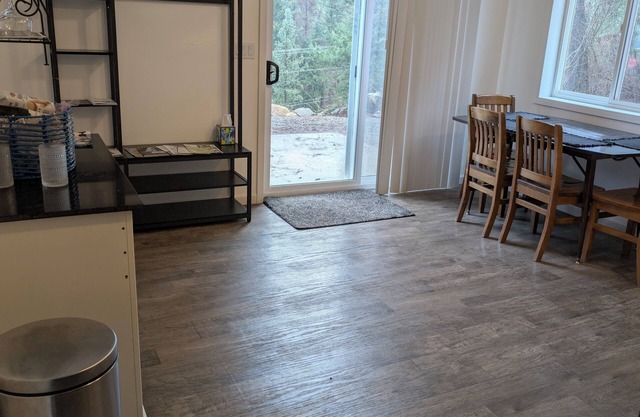 AMAZING LOCATION-Close to Coeur D' Alene but settled in a wooded atmosphere.