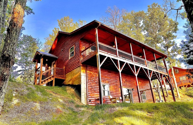 *Amazing Mountain Views at the 2-Story Highland Hideaway*