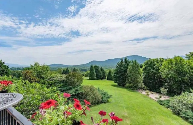 Amazing Mountain Views, Hot Tub and Close to Wineries and Breweries
