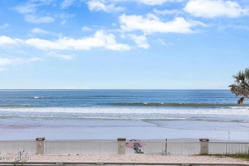 Amazing Ocean View Beachfront Entire Apartment Direct access to Beach