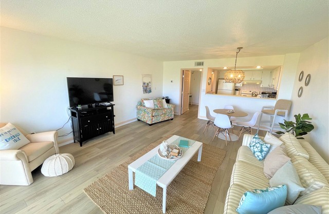 Amazing ocean view, 2 pools, easy beach access