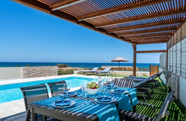 Amazing Ocean Views, 30m to the Beach with private pool, BBQ, Childrens Games
