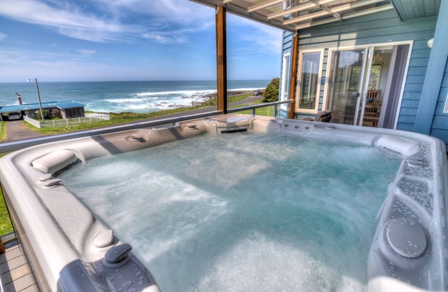 Amazing Ocean Views in Yachats! Modern Decor! Dog Friendly!