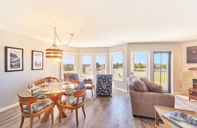 Amazing Ocean Views, Pets Ok, Walk To Town and Beach (Breeze)