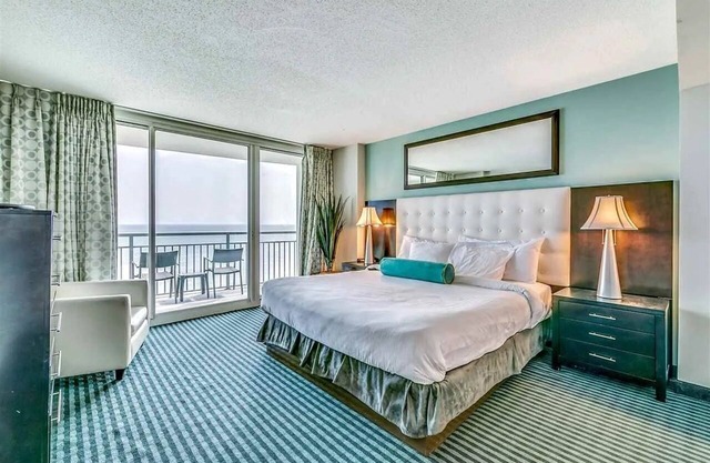 Amazing Oceanview Condo on the 17th Fl- 2 Balconies