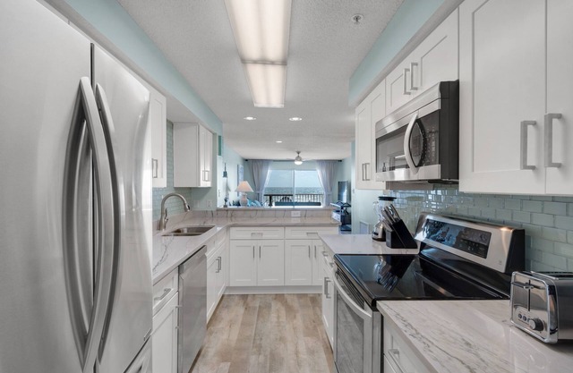 Amazing panoramic gulf views! Cleaning fees and beach service included!
