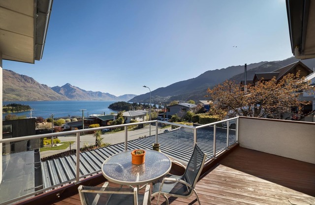 AMAZING Panoramic Lake Views! Minutes from downtown Queenstown.