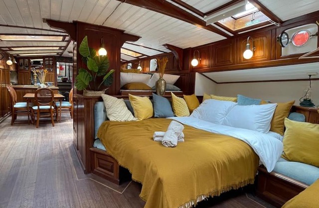 AMAZING PRIVATE LUXURY BOAT ACCOMMODATION