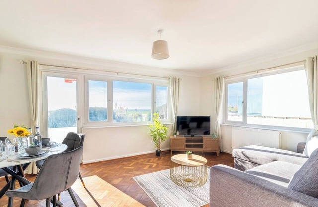 Amazing Sea View 2 bedroom Sleeps 6 - Free Parking