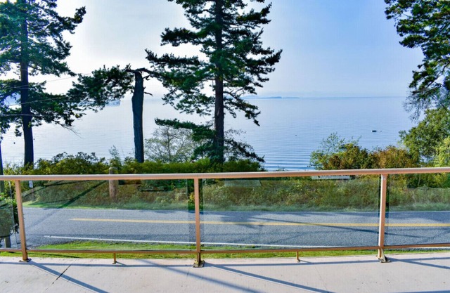 Amazing sunsets, Stunning views, beach access, cozy house, great deck