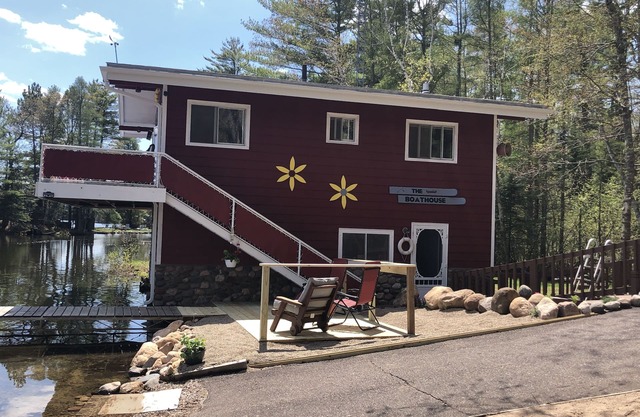 Amazing Unique Boathouse! Come Relax And Enjoy!