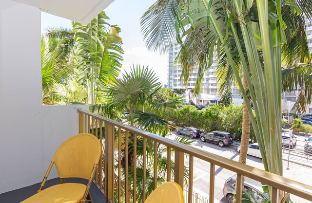 Amazing unit with balcony - Art District - near beach - Free Parking!