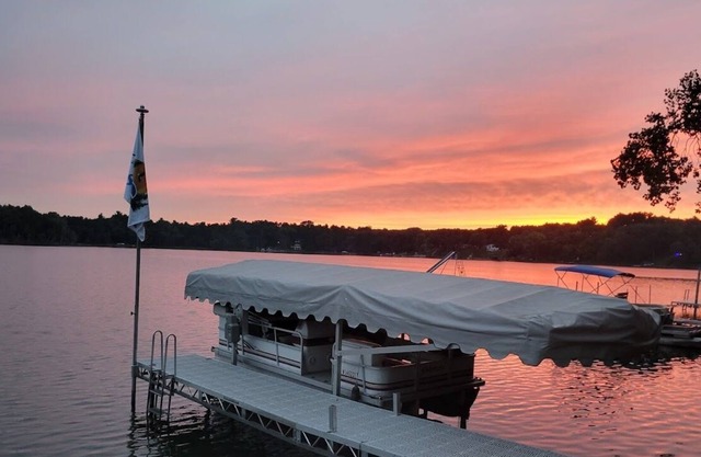 Amazing view, hot tub, fireplace, pet friendly, pier, kayaks, paddleboard,& more