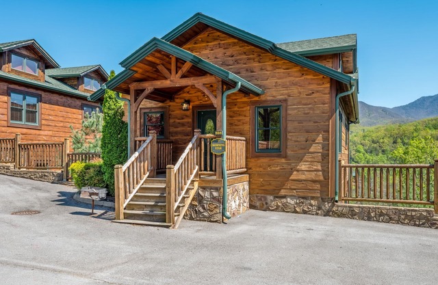 Amazing views! Great for couples & families. Near skiing in Gatlinburg