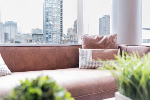 Amazing Views ! Leather Furniture ! Cozy Condo!